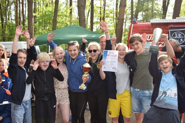 Die Jugendwehr aus Vahrendorf-Sottorf holte sich den Siegerpokal | Foto: Pressestelle Feuerwehr Samtgemeinde Hanstedt