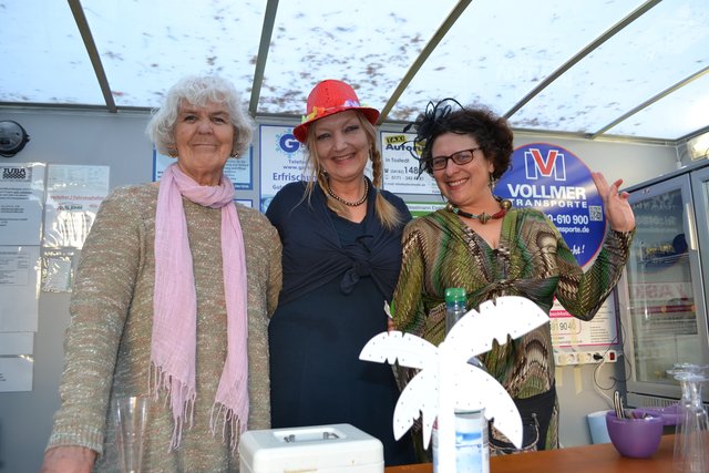 In der "Weinoase" der Bürgerstiftung (v. li.): Marion Peschko, Tamara Boos-Wagner und Claudia Griseri