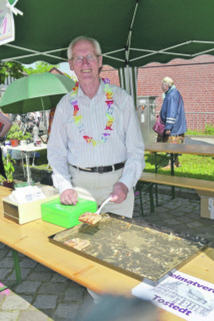 Günter Sepp vom Heimatverein hatte ratzfatz 150 Stück Butterkuchen verkauft