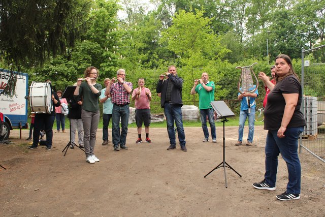 Einige Musiker der Buxtehuder Musikzüge spielen beim Richtfest auf: Auch für sie wurde die neue Halle gebaut