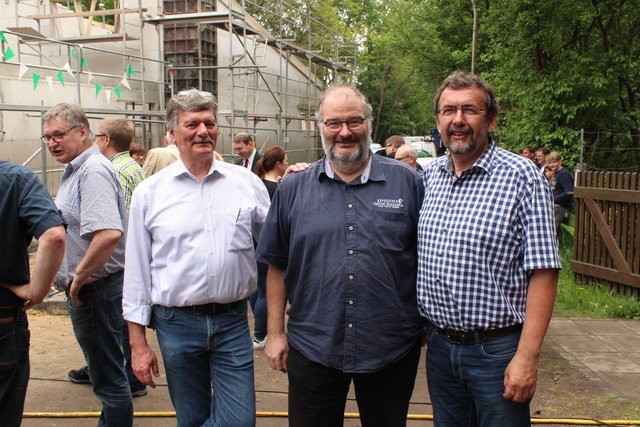 Uwe Gährs (li.), Präsident der Altklosteraner,  und Vize Dietmar Thoden nehmen den Architekten Bernd Ritzenhoff in ihre Mitte