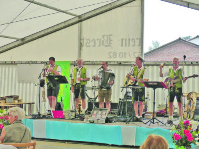 Mit Volksmusik brachten die "Reit im Winkler Musikanten" Stimmung ins Zelt | Foto: Archiv/sum