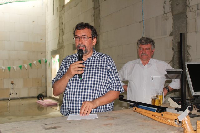 Dietmar Thoden bei seiner Rede, dahinter Uwe Gährs