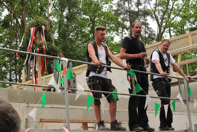 Arthur Greß, Hinrich Osterholz und Tobias Holst vom Dachdeckermeisterbetrieb Holst  beim Richtspruch auf dem Dach der neuen Anlage