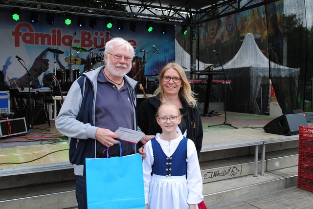 Hartmut Stäwen freute sich über den zweiten Platz beim Stadtfest-Rätsel. Susanne Möller und Glücksfee Kati gratulierten