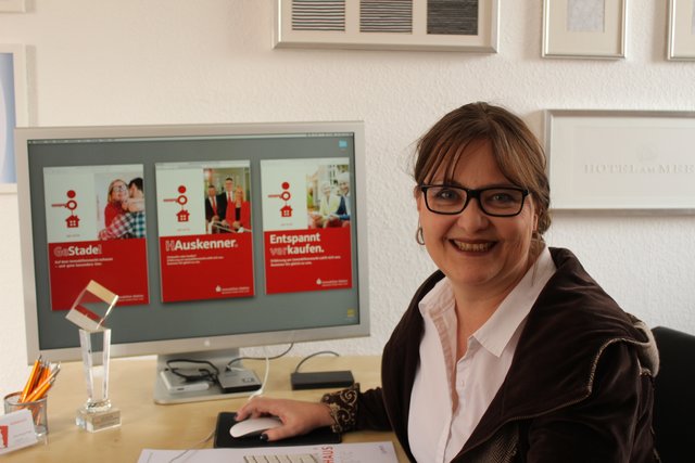 Silvia Hotopp-Prigge an ihrem Arbeitsplatz, im Hintergrund die Kampagne, für die ihre Werbeagentur ausgezeichnet wurde