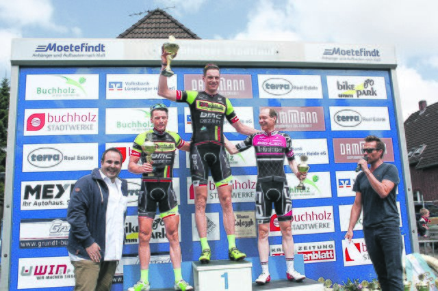 Bei der Siegerehrung des Seniorenrennens: (v. li.) Jan Bauer (Stadtwerke Buchholz), Enrico Viohl, Lars Geisler, Matthias Sterly und Moderator René Jacobs