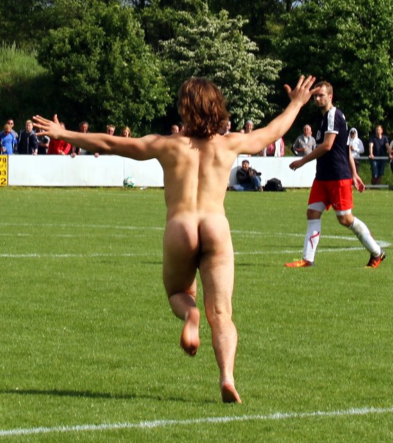 Dieser junge Mann lief kurz vor Spielende in "Flitzermanier" über den Rasenplatz