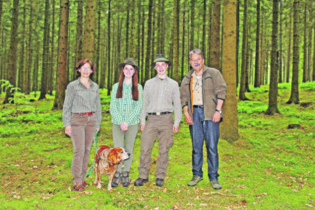 Erfreuen sich an der Natur (v. li.): Dozentin Anke Grabe, die Jungjäger Joleen Roeingh und Falk Riedel sowie Ausbilder Paul Marin