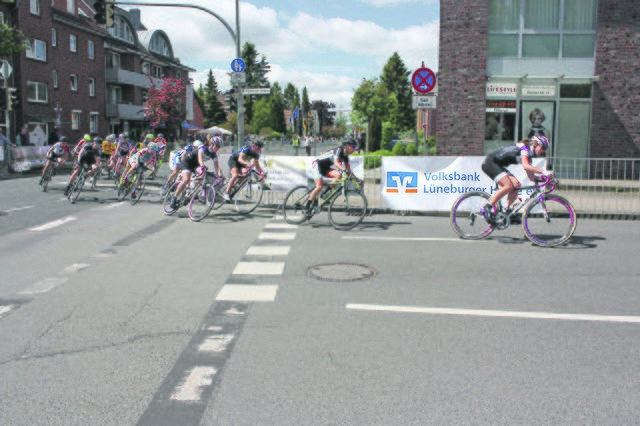 Bei den Rennen, hier die Frauen-Konkurrenz, ging es rasant durch die Kurven