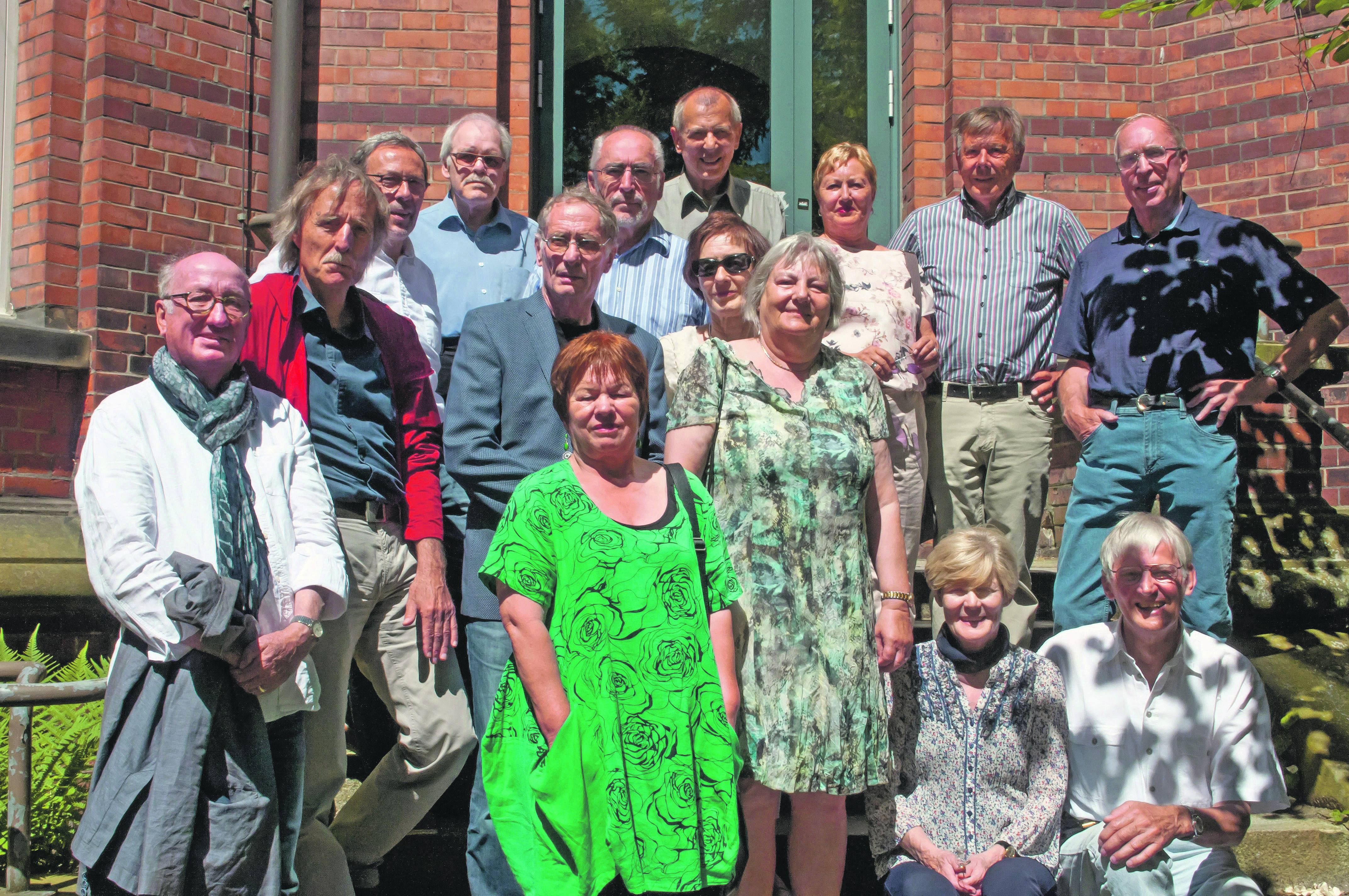 Teilnehmer des Klassentreffens mit dem prominenten Erziehungsratgeber Jan-Uwe Rogge (li.)