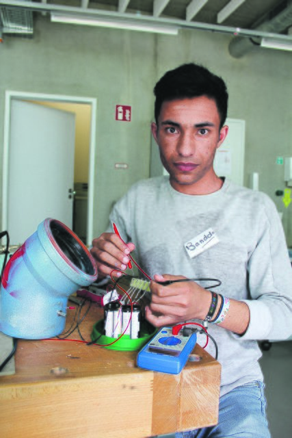 Bandder baut gemeinsam mit seinen Mitschülern der Sprachlernklasse des Gymnasiums am Kattenberge in der Zukunftswerkstatt Buchholz einen Lautsprecher. Dafür benötigen der 18-jährige Syrer und seine Mitstreiter u.a. ein Abflussrohr, ein paar Kabel und einen Kunststoff-Deckel