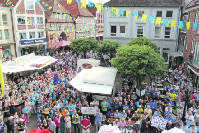 Tausende Fans sind zur spontanen Pokal-Feier am Montagabend auf den Rathazusplatz gekommen