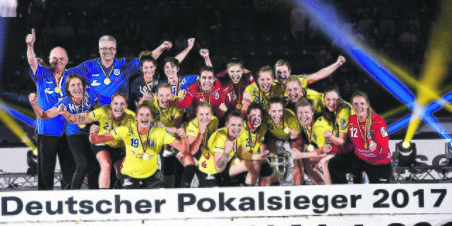 Final 4 in Bietigheim
Buxtehuder SV  TuS Metzingen
Jubel beim neuen Pokalsieger Buxtehuder SV | Foto: Hans Kall