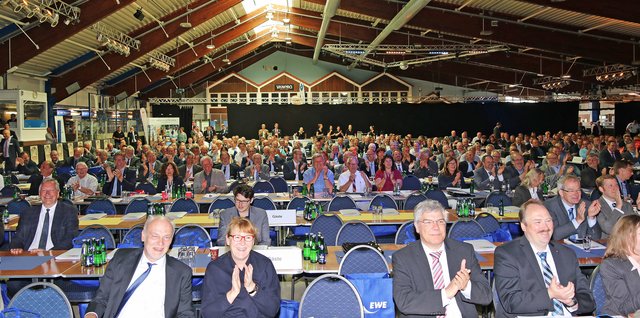Rund 700 Kommunalpolitiker fanden sich in der Harsefelder Eissporthalle ein | Foto: Jörg Dammann