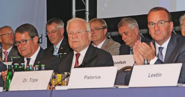 Der Gastgeber der Veranstaltung, Harsefelds Samtgemeinde-Bürgermeister Rainer Schlichtmann (li.), hatte mit Landtagspräsident Bernd Busemann (Mitte) und Innenminister Boris Pistorius hochkarätige Gäste an seiner Seite | Foto: Jörg Dammann