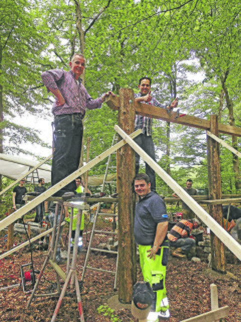 Bernd Löhden (li.), Knud Grimm und Michael Berges (unten) legten sich für den Waldkindergarten mächtig ins Zeug