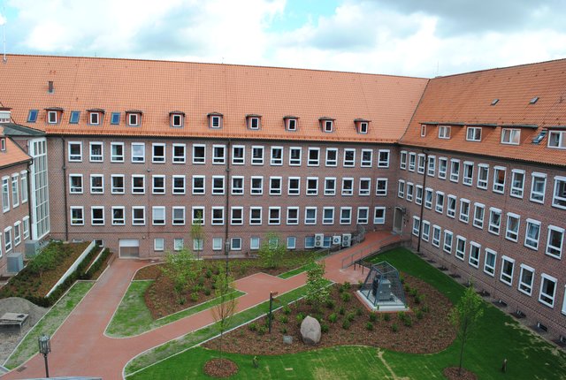 Zwischen Neu- und Altbau wurde eine neue Grünfläche angelegt