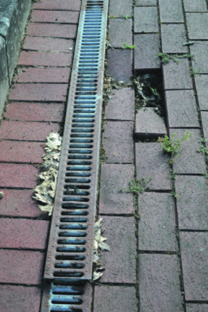 Zerbrochene Steine und verschobene Ablaufgitter auf der Zuschauertribüne werden zu Stolperfallen