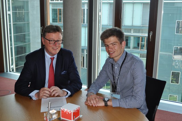 Jonas Becker aus Buchholz (re.) bei Michael
Grosse-Brömer im Berliner Bundestagsbüro