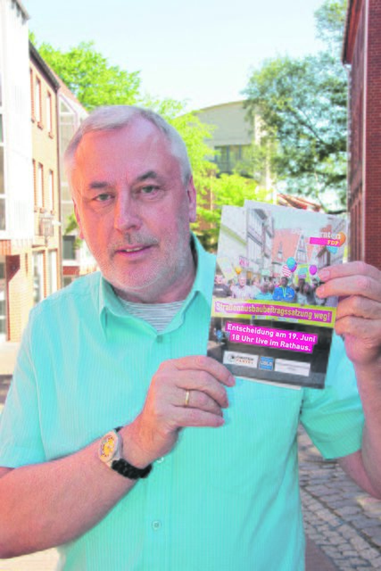 Wolfgang Ehlers (FDP) macht mit einer Flyer-Aktion Gegner mobil