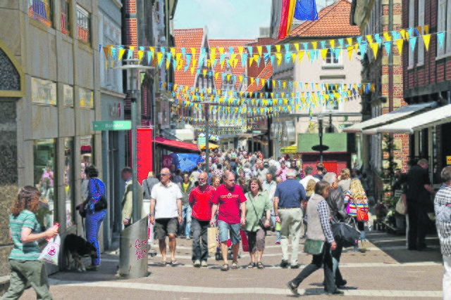 Die geschmückte Hökerstraße beim Altstadtfest | Foto: Archiv