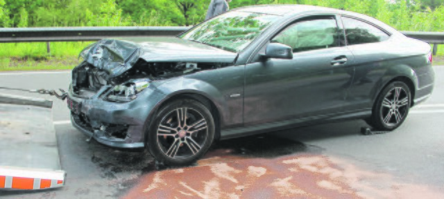 Zuerst prallte der Sattelschlepper gegen einen Mercedes