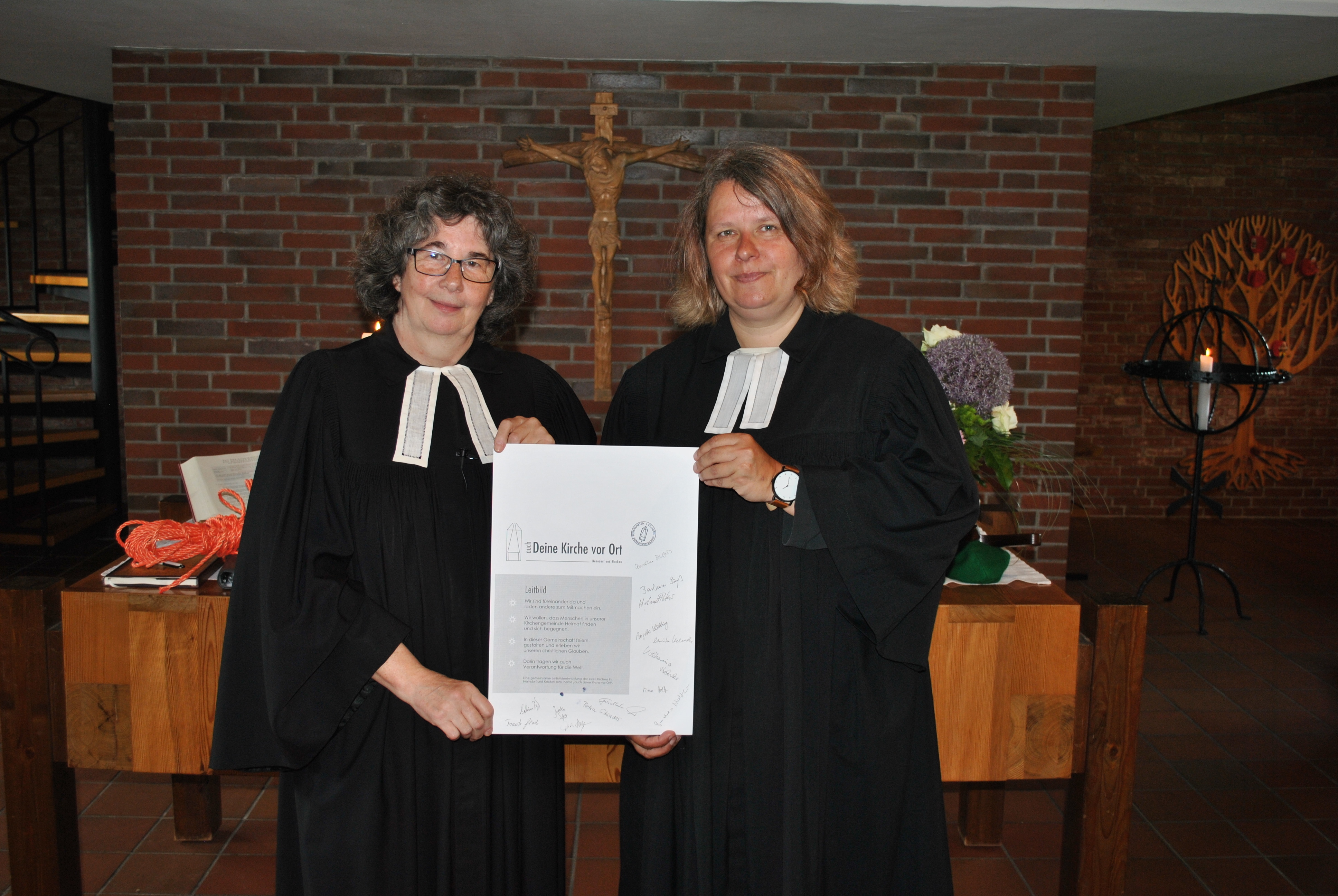 Mit dem Leitbild der fusionierten Kirchengemeinden: die Pastorinnen Dorothea Blaffert und Katharina Behnke