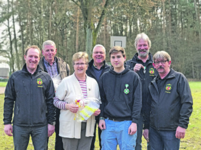 Siegerehrung (v. li.): Wilhelm Mensing, Frank Jaschke, Hella Kruse, Bernd König, André Rausch, Christian Forker und Thomas Schmütz | Foto: Christina Lütchens