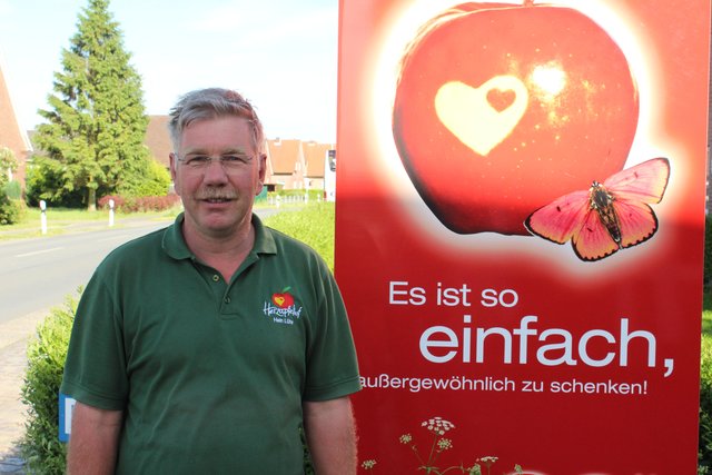 Obstbauer Hein Lühs macht gute Miene zur Sperrung