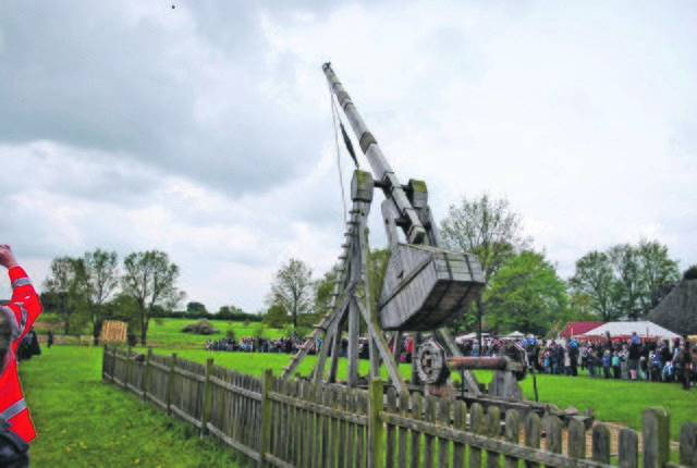 Die Beckdorfer Blide im Einsatz: Sie schleudert die Steinbrocken rund 150 Meter weit