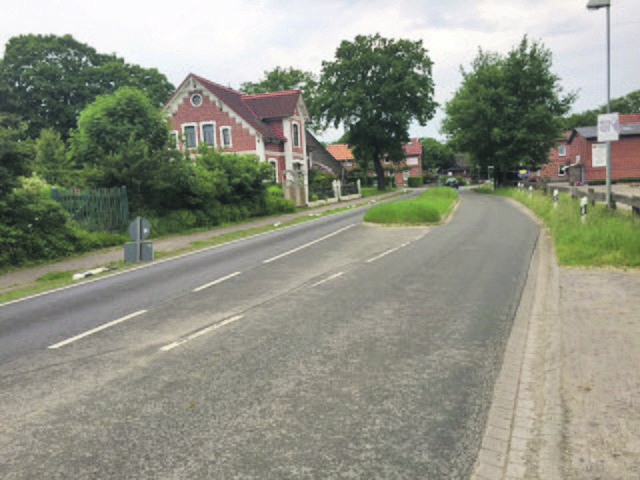 Entlang der Scharmbecker Straße haben die Vandalen die Leitpfosten herausgerissen und auf den Radweg geworfen | Foto: Wolfgang Spaude