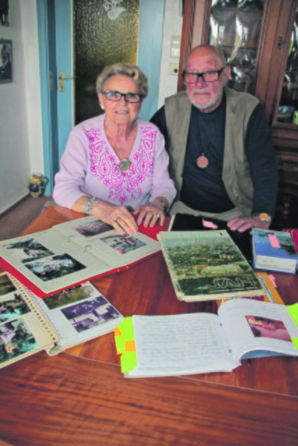 Mit Fotoalben voller Erinnerungen an mehr als drei Jahrzehnte in Südafrika: Rosi und Christian Faasch | Foto: tp