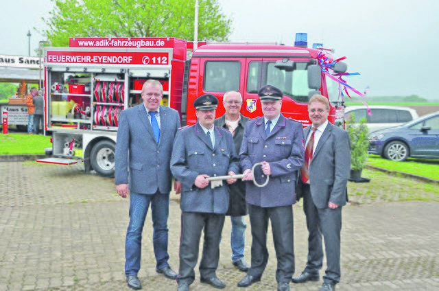 Bei der Fahrzeugübergabe (v. li.): Hermann Pott, Andreas Rosenberger, Norbert Lühmann, Jörn Petersen und Wolfgang Krause