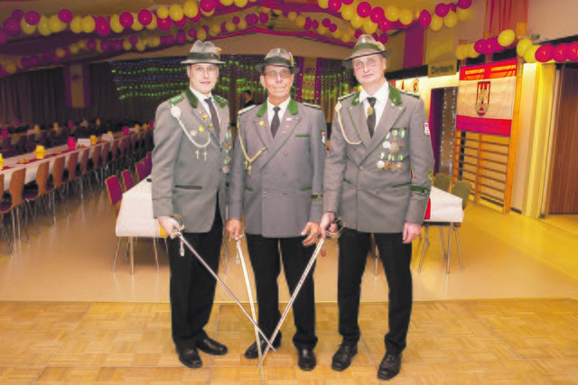 Die Kommandeure sorgen für einen geordneten Ablauf während der Märsche und beim Antreten (v. li.): 3. Kommandeur Christian Rahn, 1. Kommandeur Claus-Jürgen Lange und 2. Kommandeur Bernd Versemann