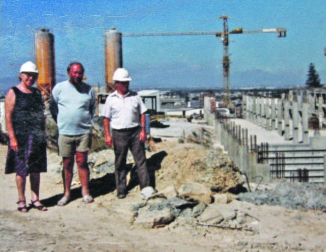 Christian Faasch (Mitte) auf der Klinik-Baustelle in Kapstadt
