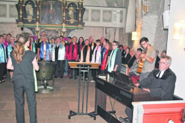 Klingender Abschied: Pastor Winfried Thumser in seinem letzten Gottesdienst mit dem von ihm gegründeten Gospelchor "Spirit of St. John"