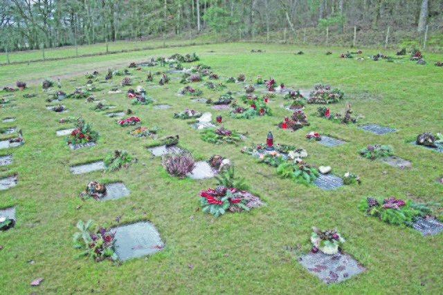 Viele Schlichtgräber sind mit Grabschmuck versehen, obwohl das nicht zulässig ist