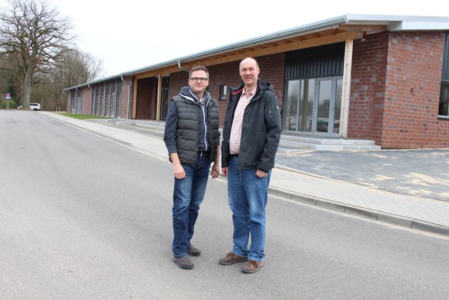 Einfach beeindruckend! Norbert Viedt (li.) und Torsten Lange stehen vor der neuen Schießsportstätte des Jesteburger Schützenvereins