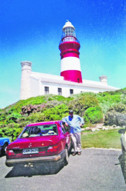 Am südlichsten Zipfel Afrikas: Christian Faasch mit seinem Mercedes vor dem Leuchtturm am Kap Agulhas | Foto: Faasch privat