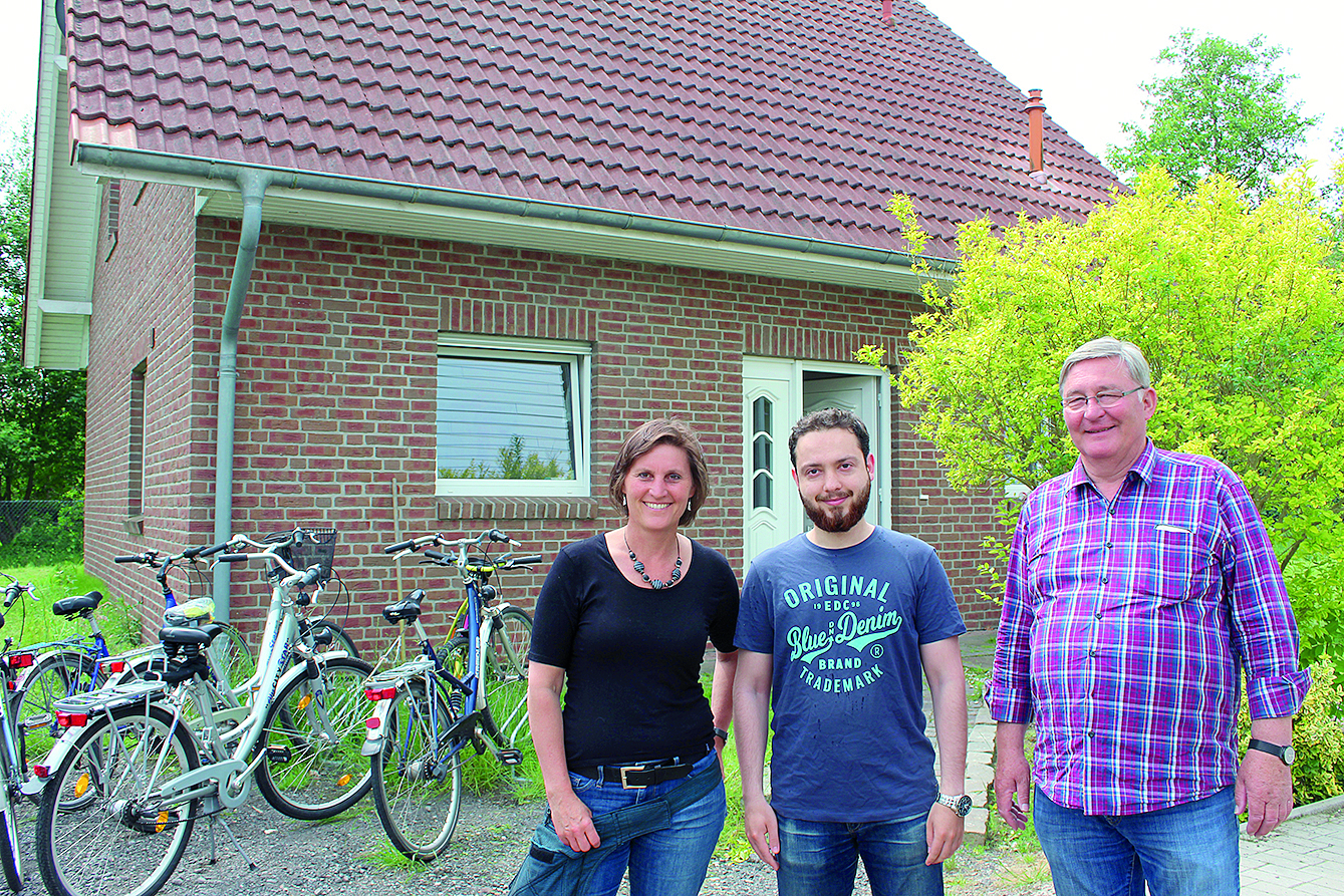 Beate Winkler-Pedernera und Frank Wilkens von der Flüchtlingshilfe Ottenbeck mit dem syrischen Flüchtling Toufik Safwa vor der Begegnungsstätte