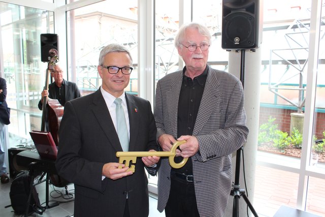 Der Braunschweiger Architekten Gregor Dreischhoff (re.) übergibt symbolisch den Schlüssel an Landrat Michael Roesberg