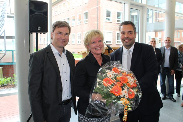 Bauleiter Thomas Rosenow (li.) und Friedrich Witt, Geschäftsführer der Firma Lindemann, bedanken sich bei Petra Schlichting, Bauingenieurin beim Landkreis Stade