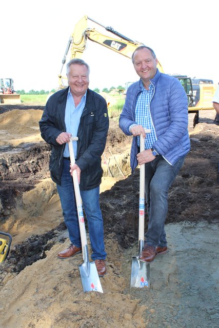 Freuen sich, dass es nun los geht im Neubaugebiet Nedderbrook: Dollerns Bürgermeister Wilfried Ehlers (li.) und Investor Ralf Kraeft | Foto: Lena Stehr
