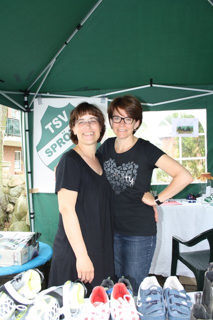Kerstin Gehring (li.) und Silke Pinck verkauften am Stand vom TSV Sprötze Secondhand-Sport- und Spielartikel