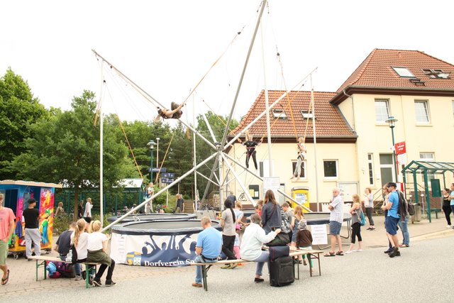 Am Bahnhof ging es im "Bungee Jumper" hoch hinaus