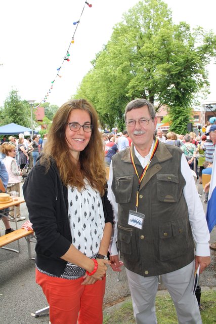 Freuten sich über die vielen Dorffest-Besucher: Evelien Nissen vom Repair Café Sprötze und Peter Noetzel vom Dorfverein
