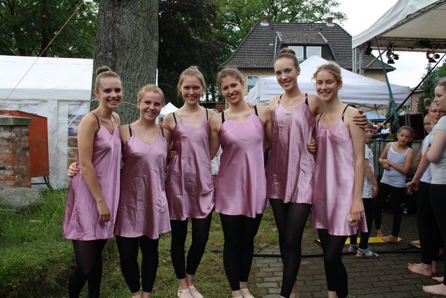 Vor ihrem Auftritt: Die Jazz-Dance-Gruppe des TSV Sprötze