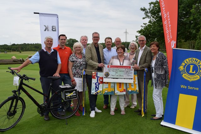 Sponsoren und Organisatoren: Jutta Littmann, Dr. med. Wolfgang Wedel (Chefarzt Innere Medizin im Krankenhaus Winsen), Lieselott Borstelmann, Karin Pfitzmann, Frank Soetebier, Clive Haycock, Andreas Biller, Dr. Heiner Austrup (Chefarzt Orthopädie Krankenhaus Winsen), Heike Wenck, Stephan Rohn (Sparkasse Harburg-Buxtehude) und Helmut Harringer (v. re.)