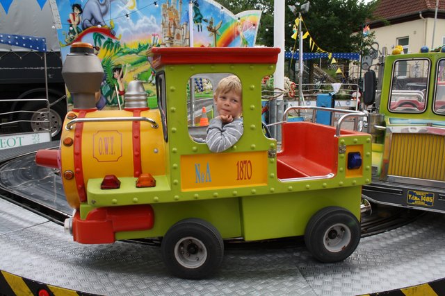 Der kleine Arne (3) ist ein echter Karussell-Fan